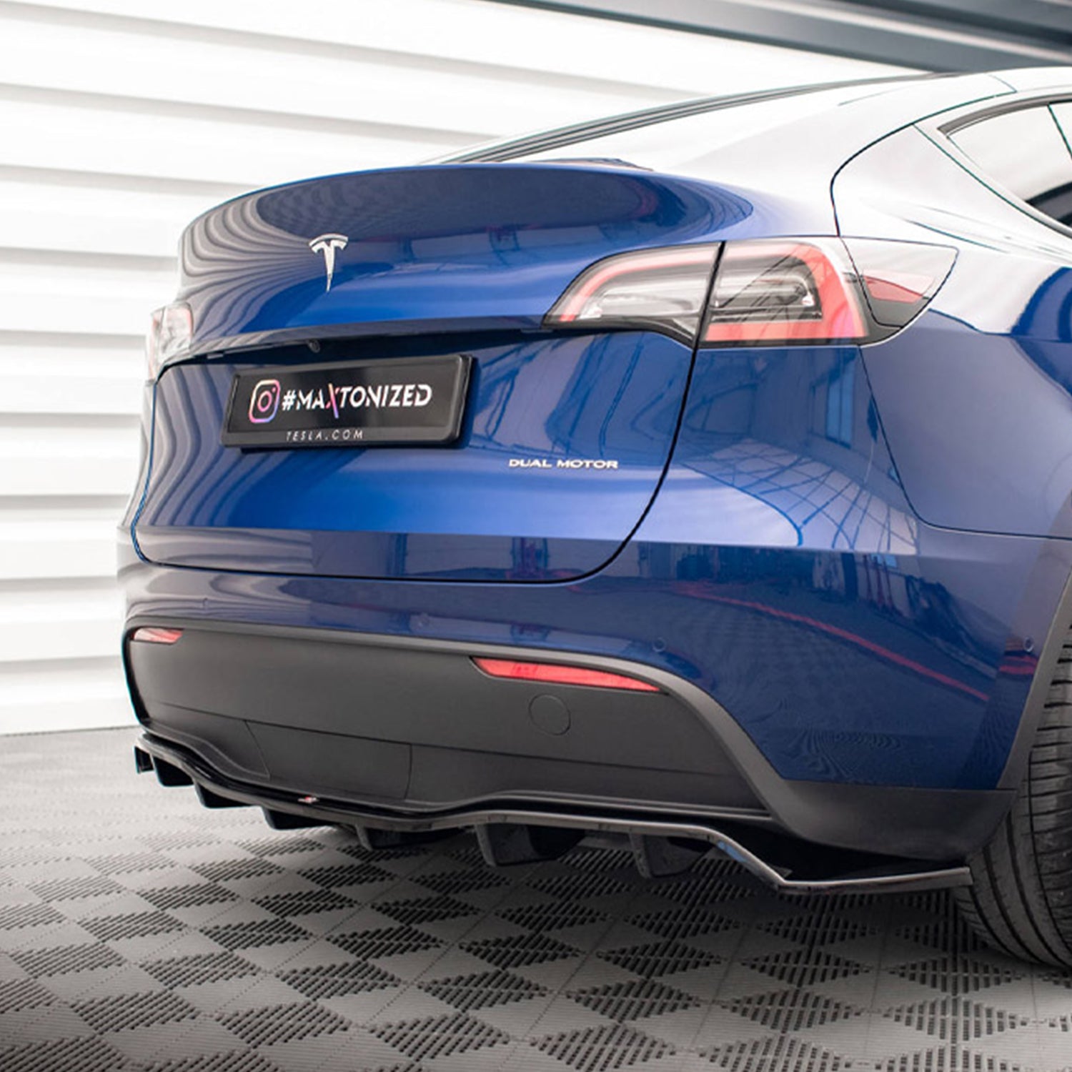 MAXTON® DESIGN Central Rear Splitter for Tesla Model Y - Electrovogue