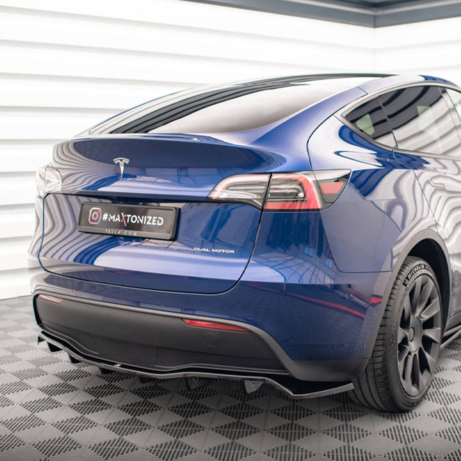 MAXTON® DESIGN Central Rear Splitter for Tesla Model Y - Electrovogue